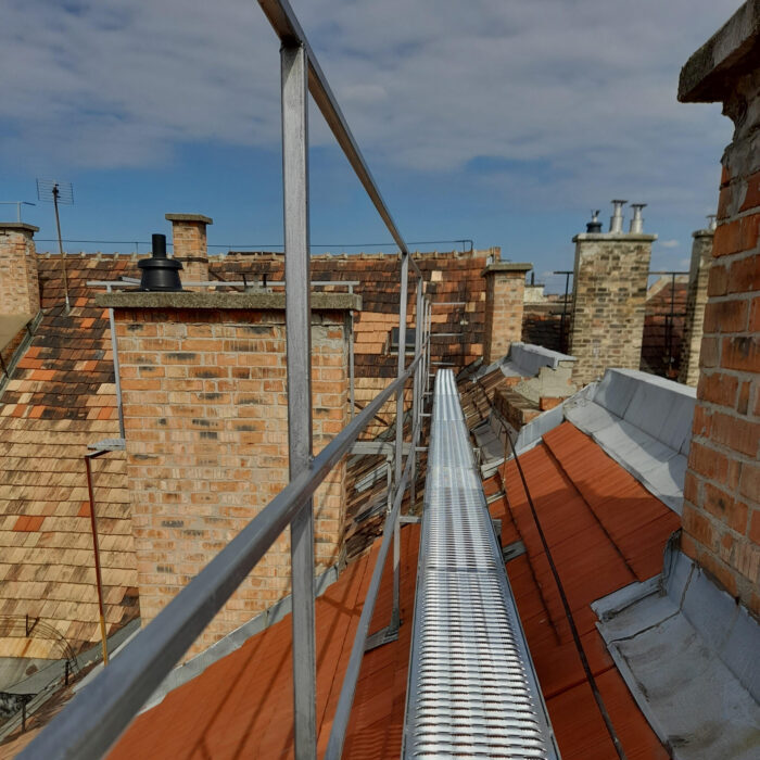 Kéményseprőjárda építése